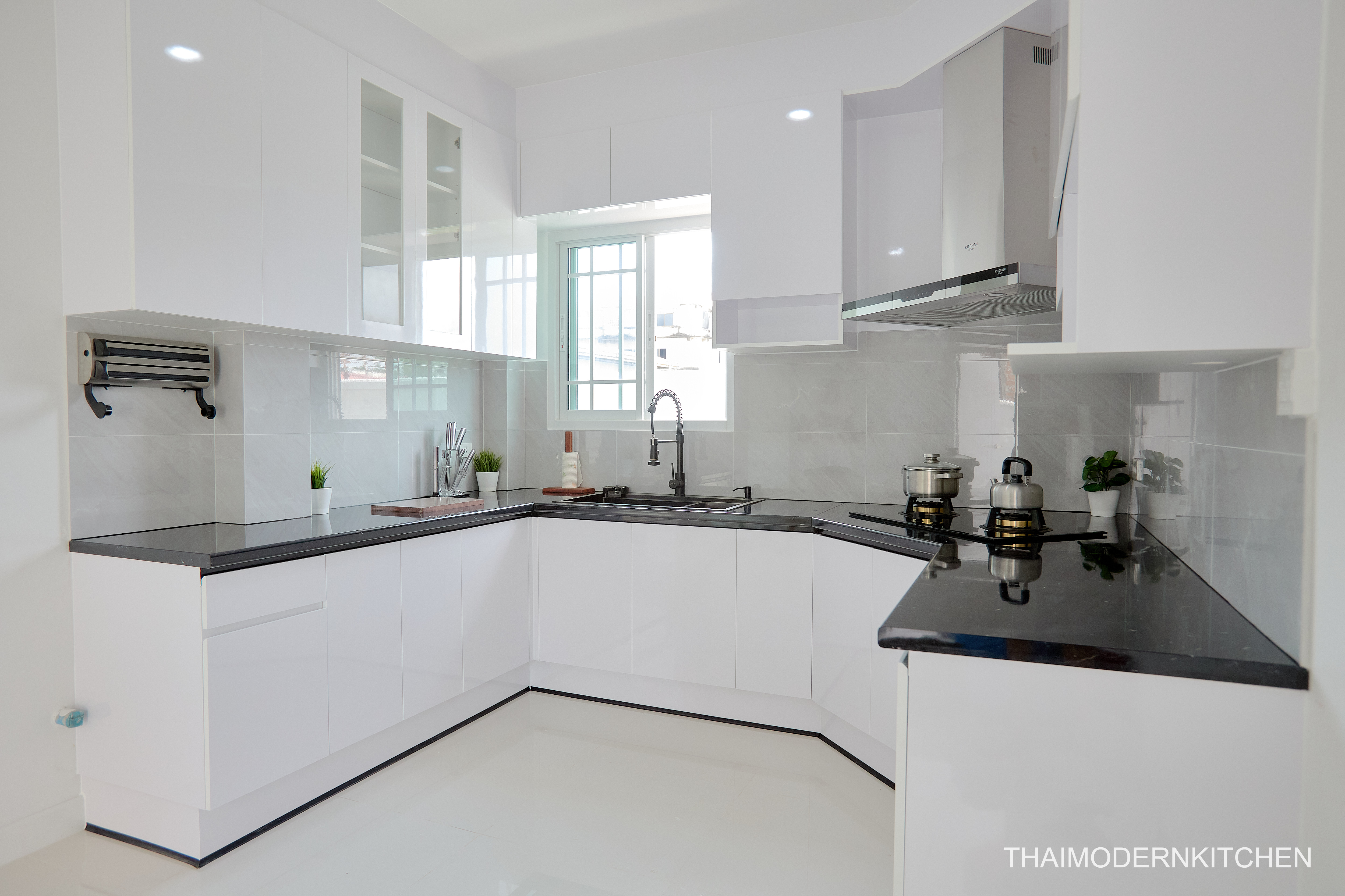 ครัวบิ้วอิน บ้านคุณ รัตนกมลณ์ 6 เมตร ตู้บนล่าง มีมุมคางหมู