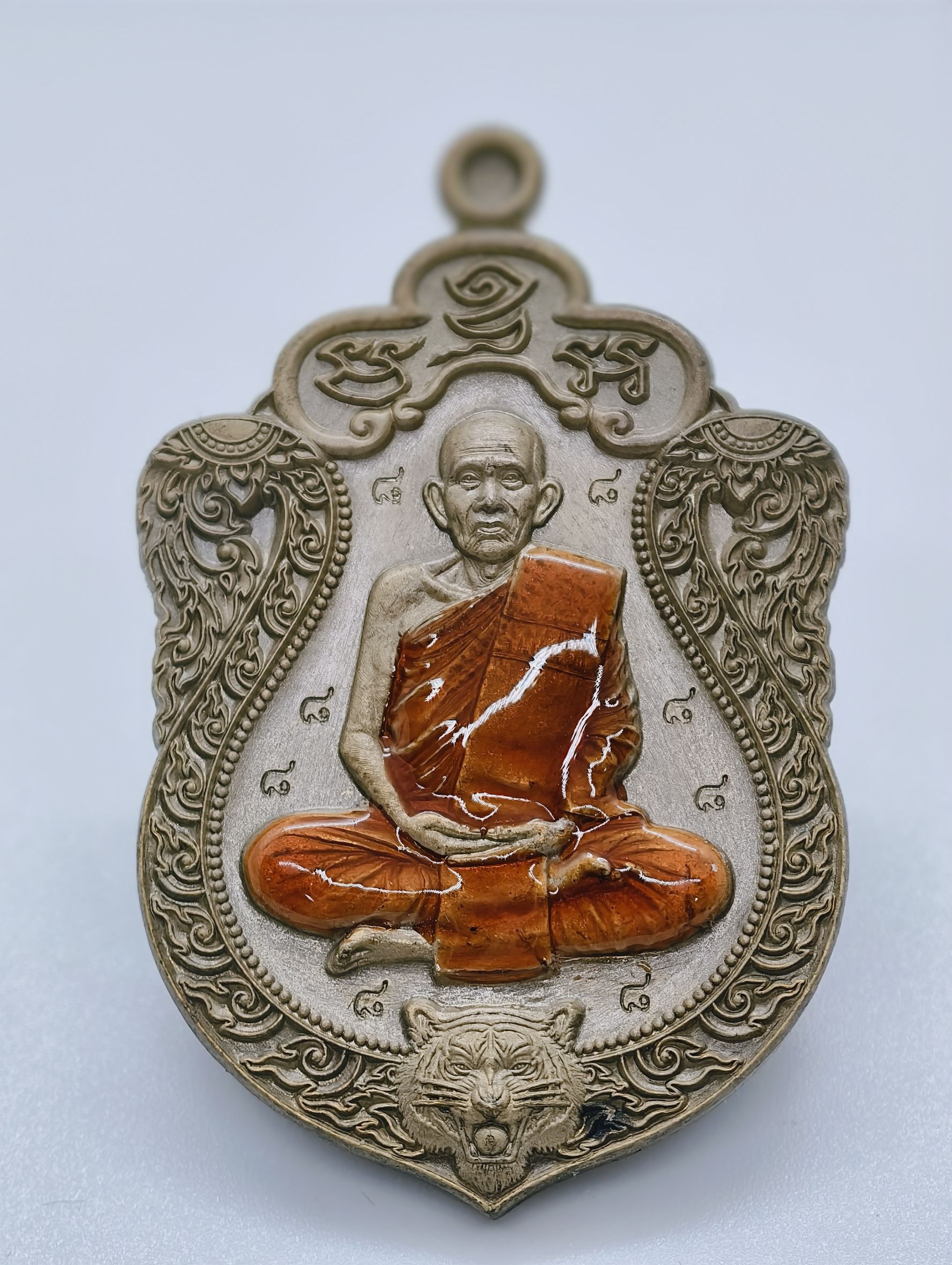 หลวงปู่นวล วัดหนองจอก เสมารุ่นแรก เสือคาบแก้ว 8 รอบ หลัง ยันต์พลัง หลวงปู่ทิม โค้ด 8 รอบ AC2224