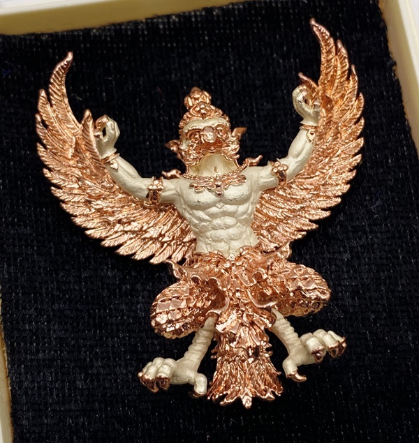 หลวงพ่อยอด วัดตะคร้อ มหาพญาครุฑ รุ่นยอดอริยทรัพย์ เนื้อสัมฤทธิ์ชุบ 2K(เงิน-พิงค์) KM014