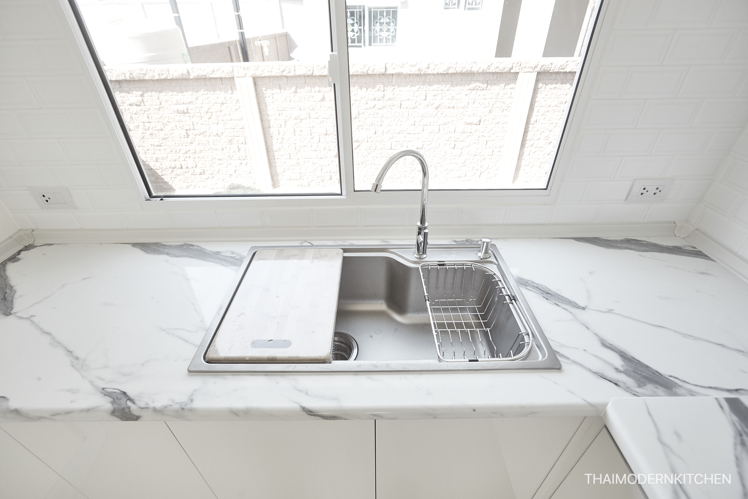 หมู่บ้านภัสสรเพรสทีจ 2.15+1.85 เมตร ตู้บน+ล่าง(เว้นติด hood) + ตู้เต็ม 60 cm สูง 220 cm