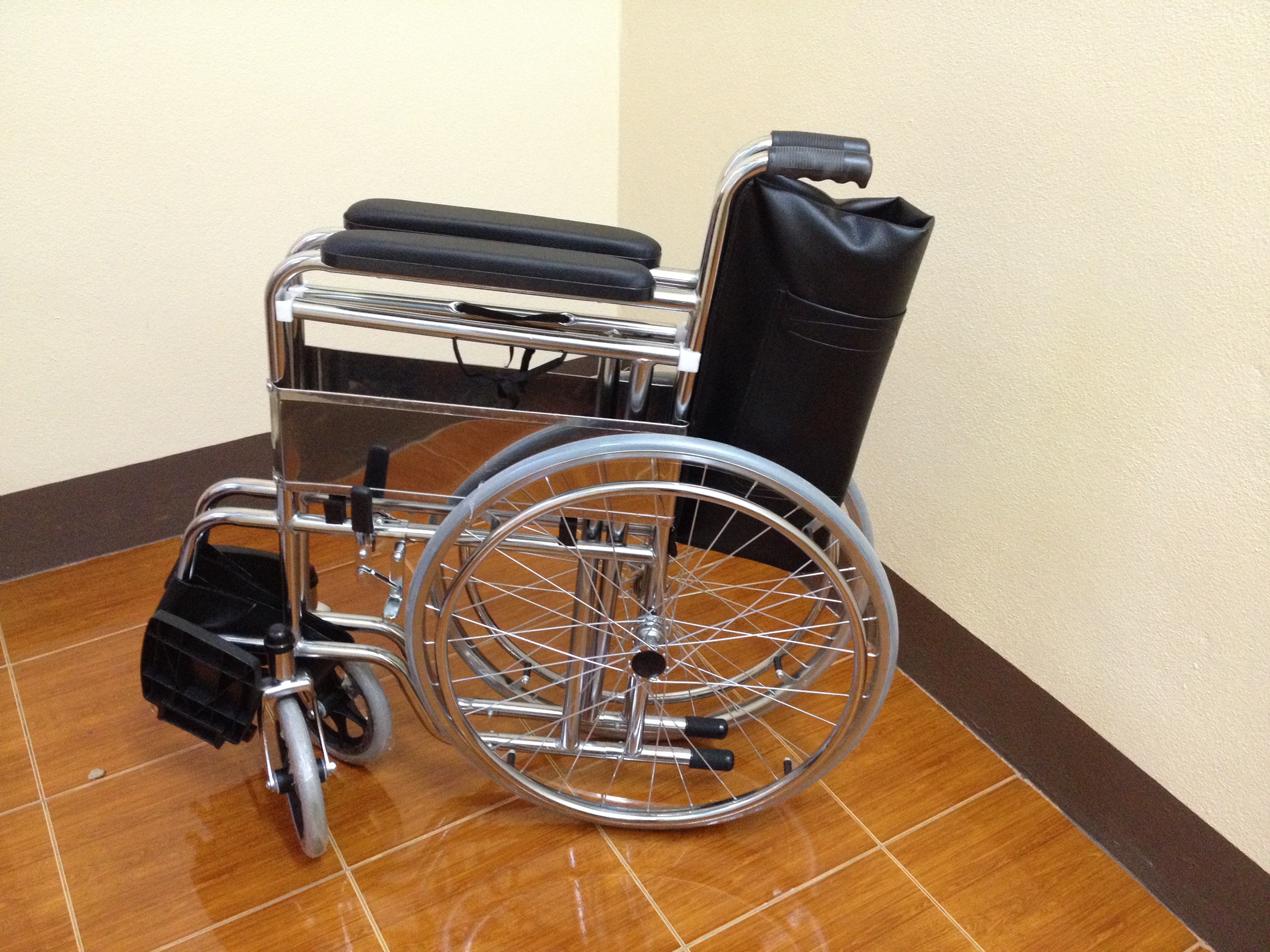 KC003-FS609U รถเข็นนั่งถ่าย พับได้ เบาะดึงตรงกลางได้ เหล็กชุบโครเมี่ยม ซี่ลวด เบาะหนัง (ส่งฟรี)