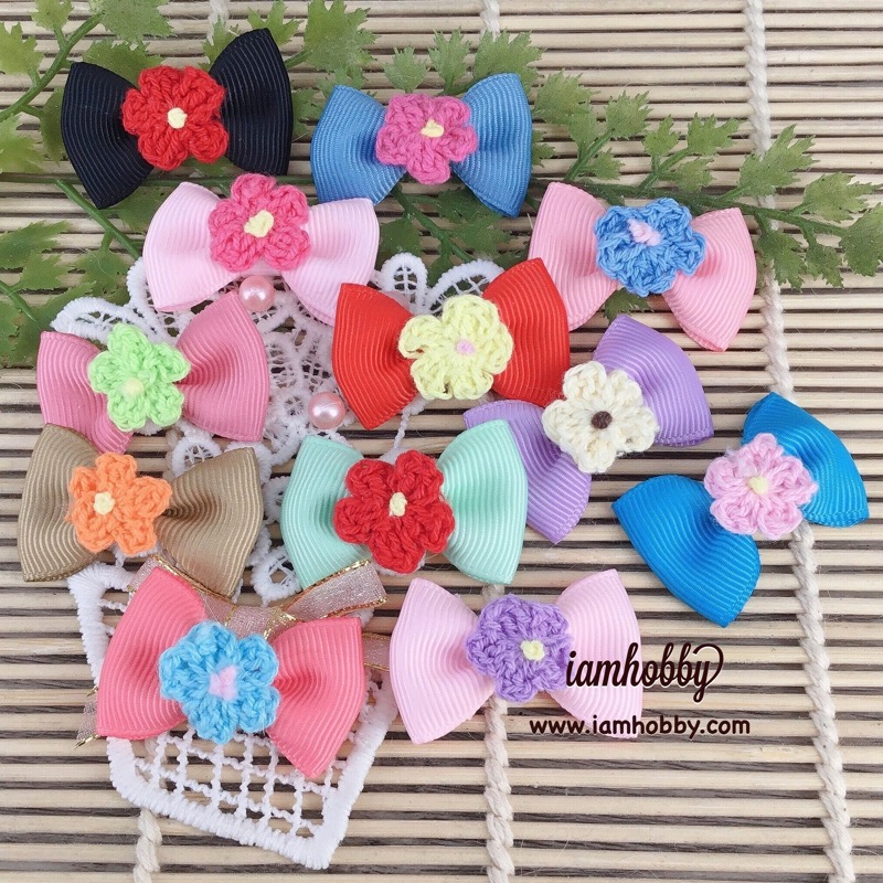 โบว์ผ้าน่ารักๆ ตกแต่งดอกไม้ถัก (แพ็คละ 12 คู่)