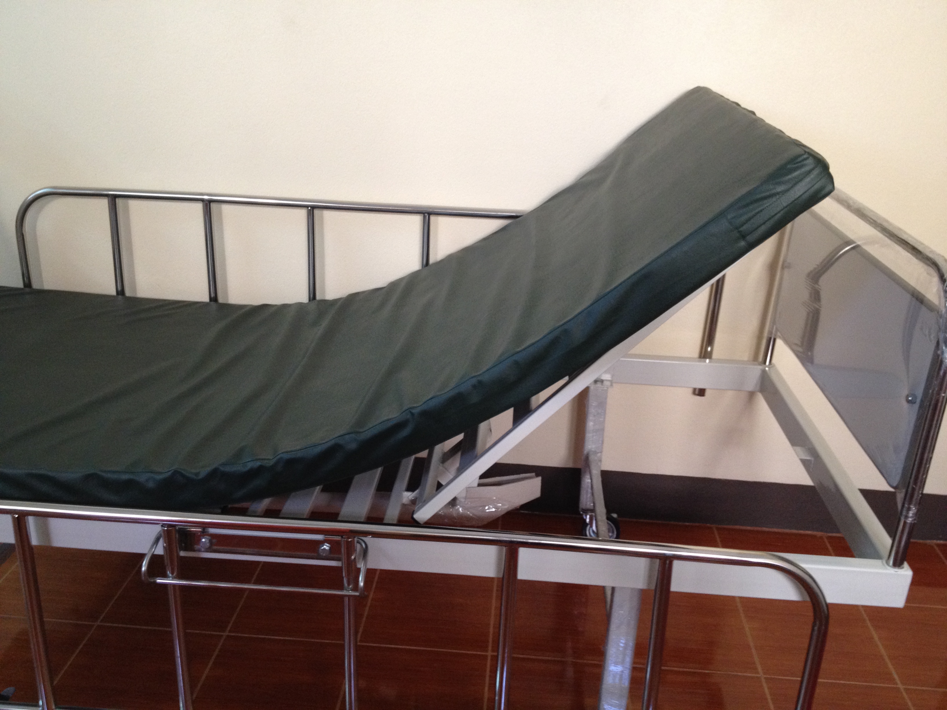 BB01 เตียง 2 ไกร์มือหมุน + ที่นอนตอนเดียวหุ้มหนังเทียม (ส่งฟรี)