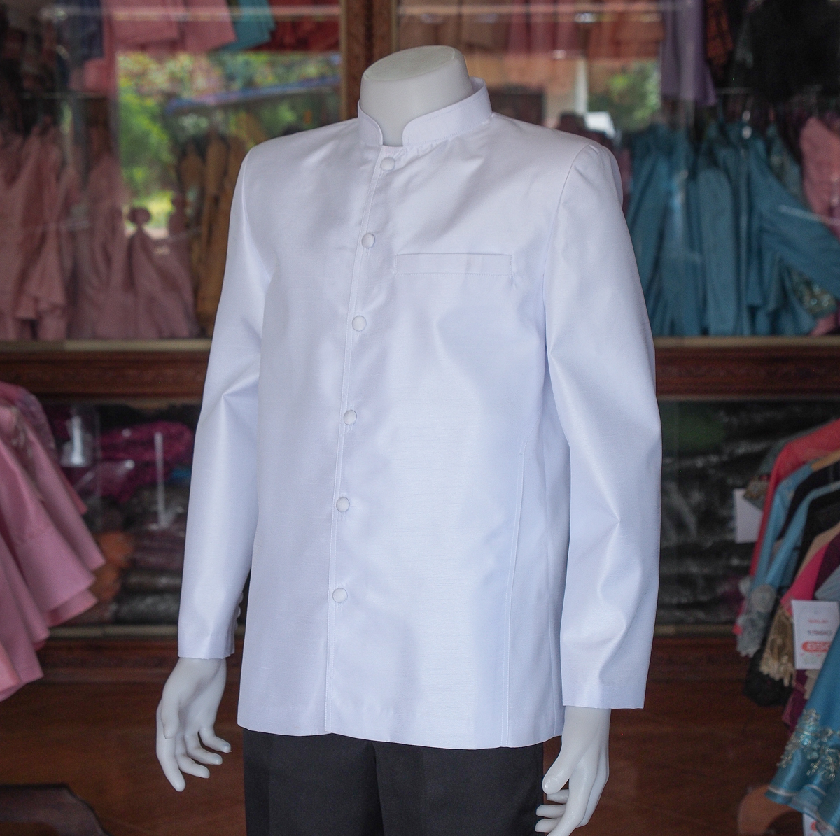 เสื้อผ้าไหมแพรทองคอพระราชทานแขนยาว สีขาวโอโม่ ไซส์ M