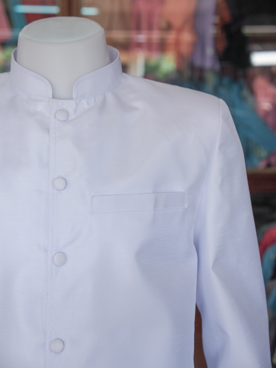 เสื้อผ้าไหมแพรทองคอพระราชทานแขนยาว สีขาวโอโม่ ไซส์ M