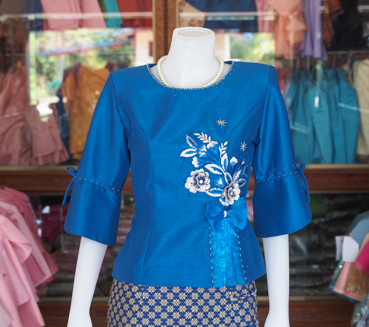 เสื้อผ้าไหมแพรทอง แต่งลูกไม้ สีน้ำเงิน ไซส์ 6XL