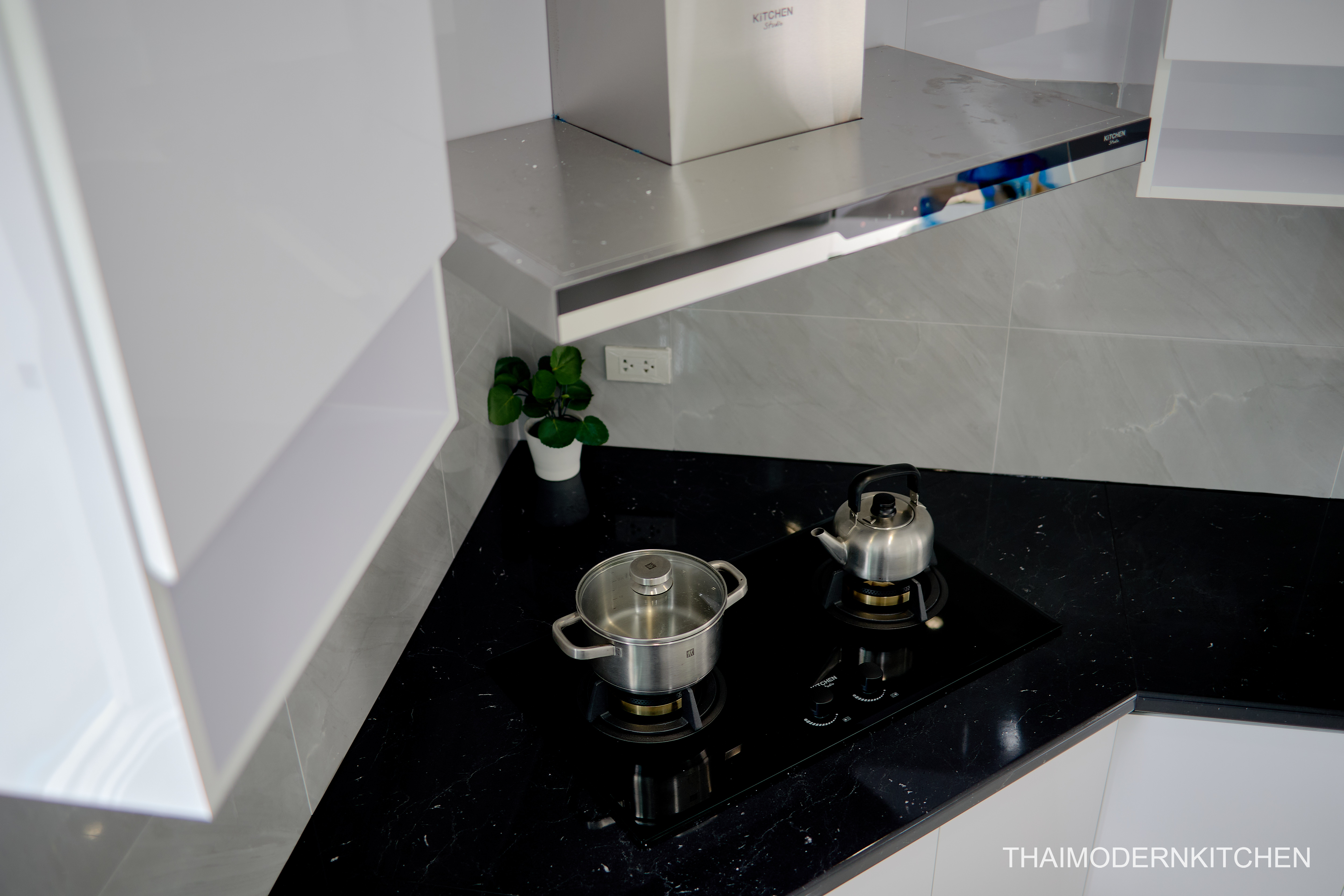 ครัวบิ้วอิน บ้านคุณ รัตนกมลณ์ 6 เมตร ตู้บนล่าง มีมุมคางหมู