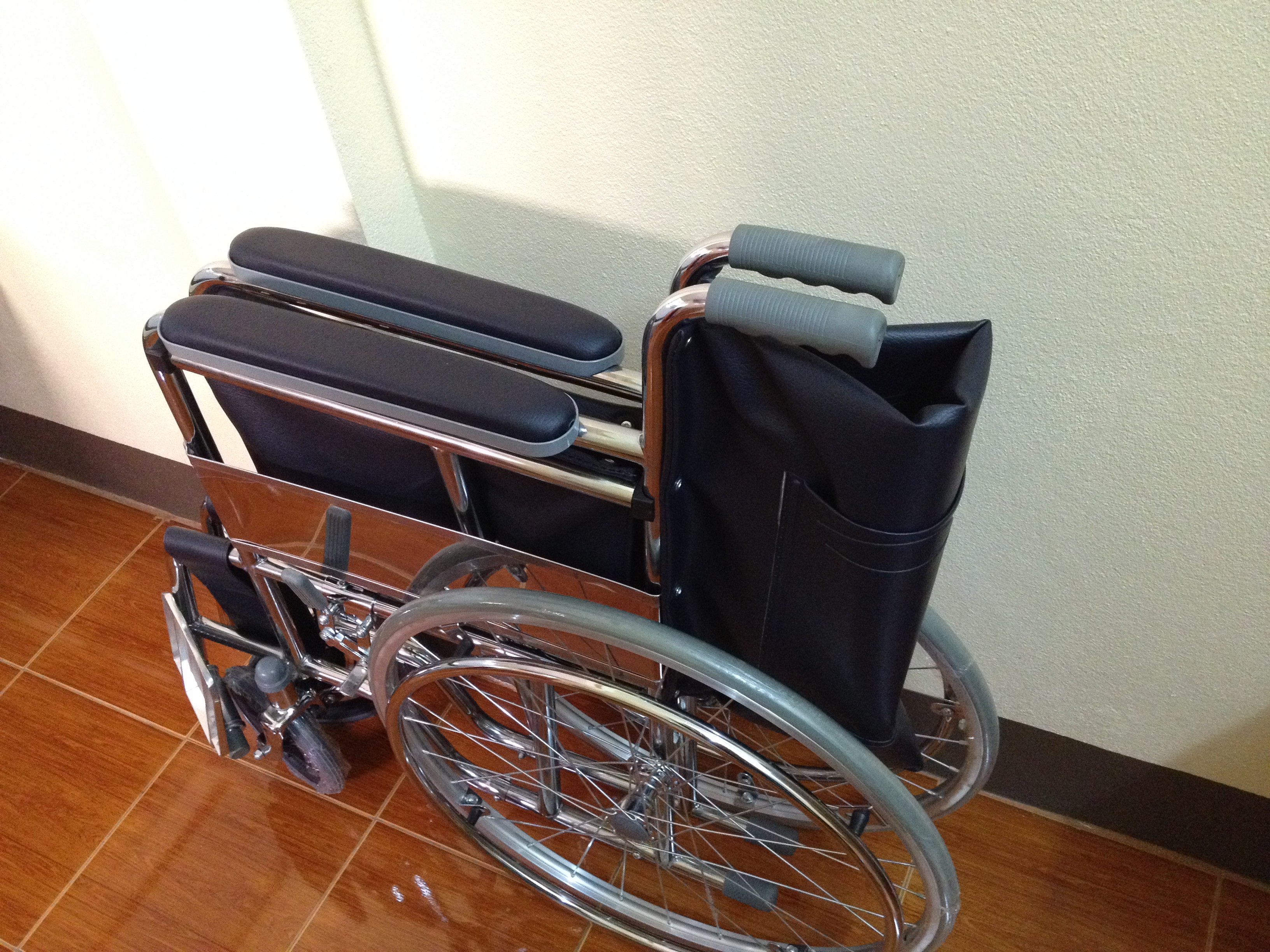 K001-CA905 รถเข็นผู้ป่วย เหล็กชุบโครเมี่ยม ล้อซี่ลวด เบาะหนัง ไม่มีเบรคมือ ไม่มีเข็มขัด (ส่งฟรี)