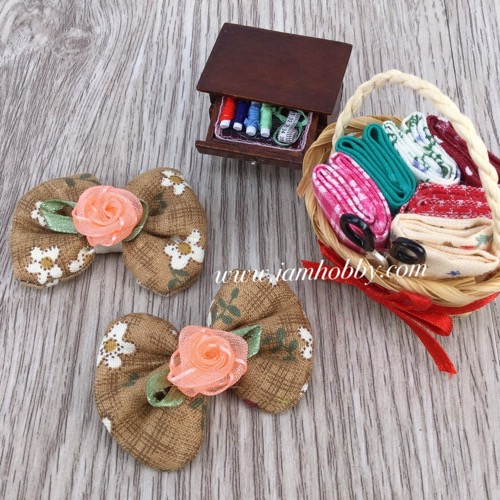 โบว์ผ้าเล็กๆสีน้ำตาลลายดอกไม้ ติดกุหลาบผ้าแก้วสีส้ม (1 คู่)