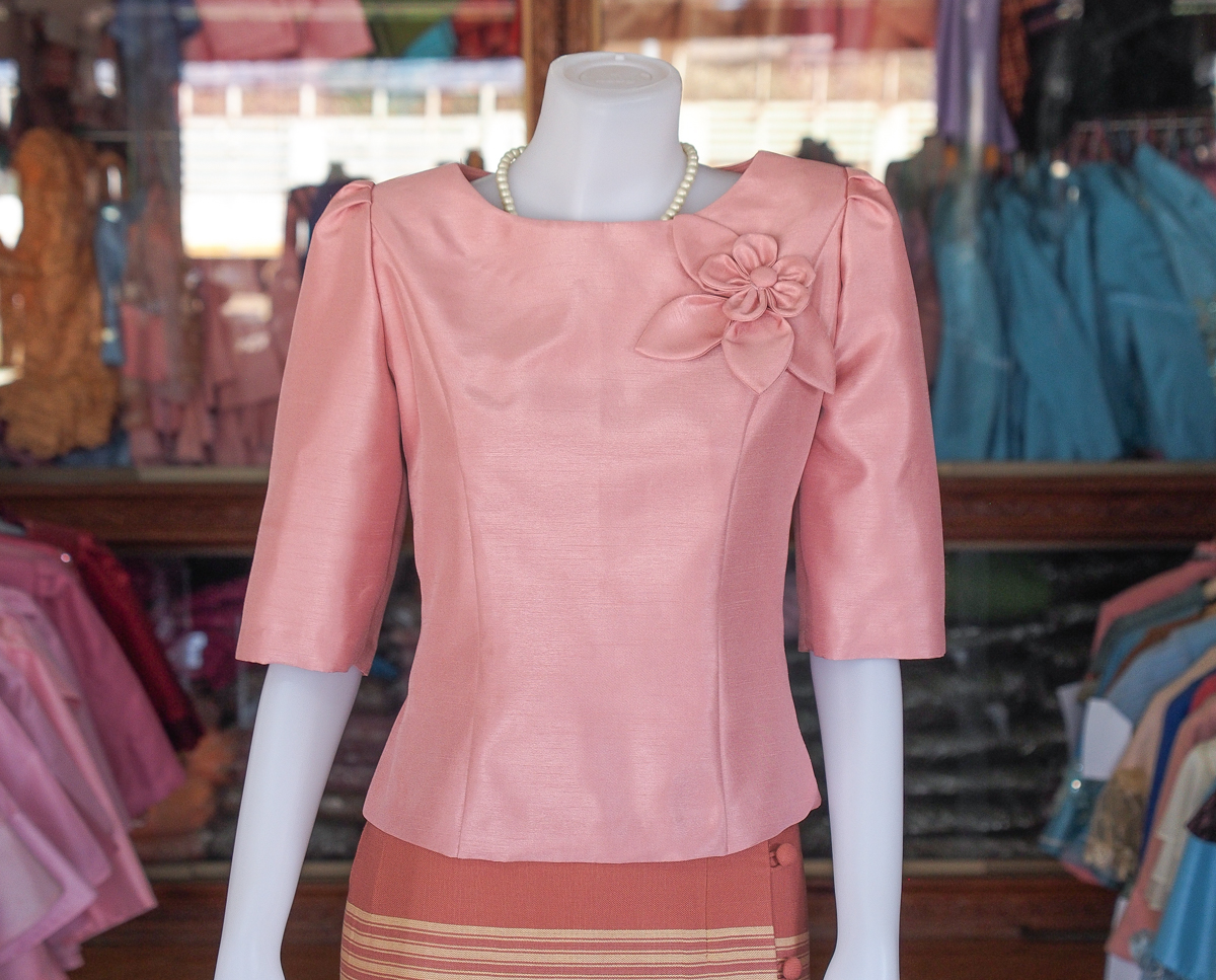 เสื้อผ้าไหมแพรทอง แต่งดอกไม้ สีกะปิ ไซส์ 6XL