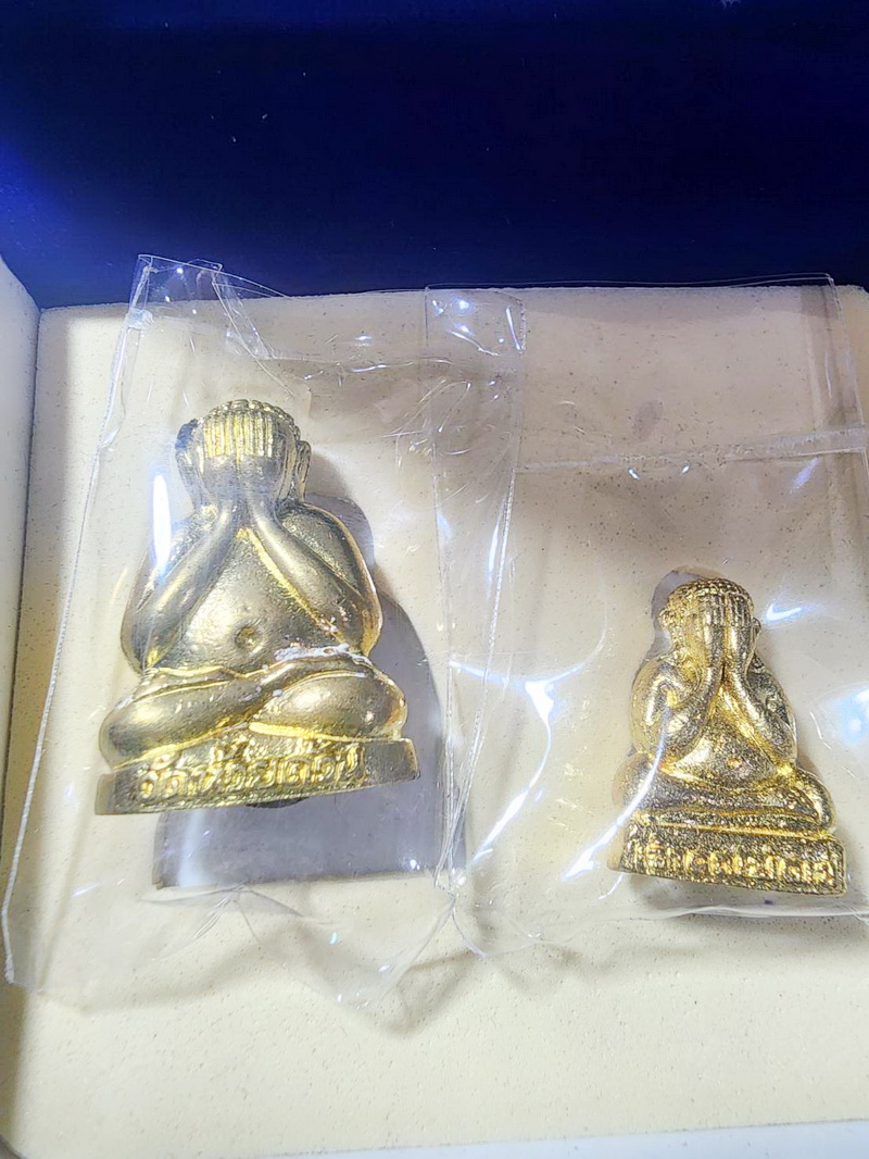 หลวงพ่อพัฒน์ วัดห้วยด้วน นครสวรรค์ พระผงปิดตา ๑๐๐ ปี เศรษฐีมหาลาภ โลหะ 2องค์คู่ เล็กใหญ่ (AB5390)