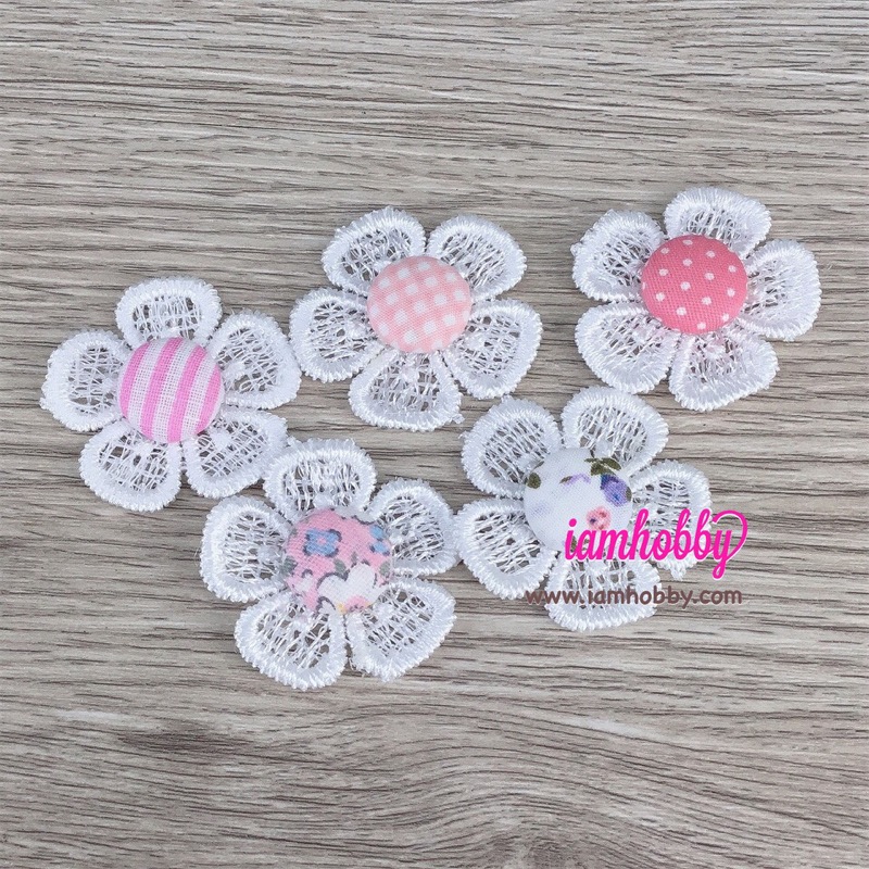 ดอกไม้ลูกไม้สีขาว 3.5 cm. ตกแต่งกระดุมผ้าคละลายตามรูป ( 10 ชิ้น )