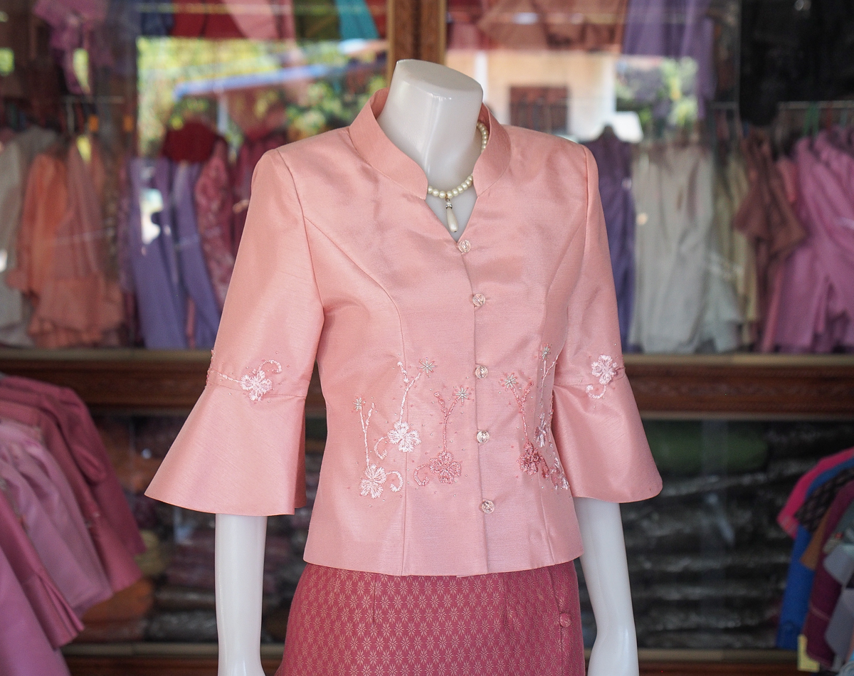 เสื้อผ้าไหมแพรทอง แต่งลูกไม้ สีชมพูกะปิ ไซส์ M