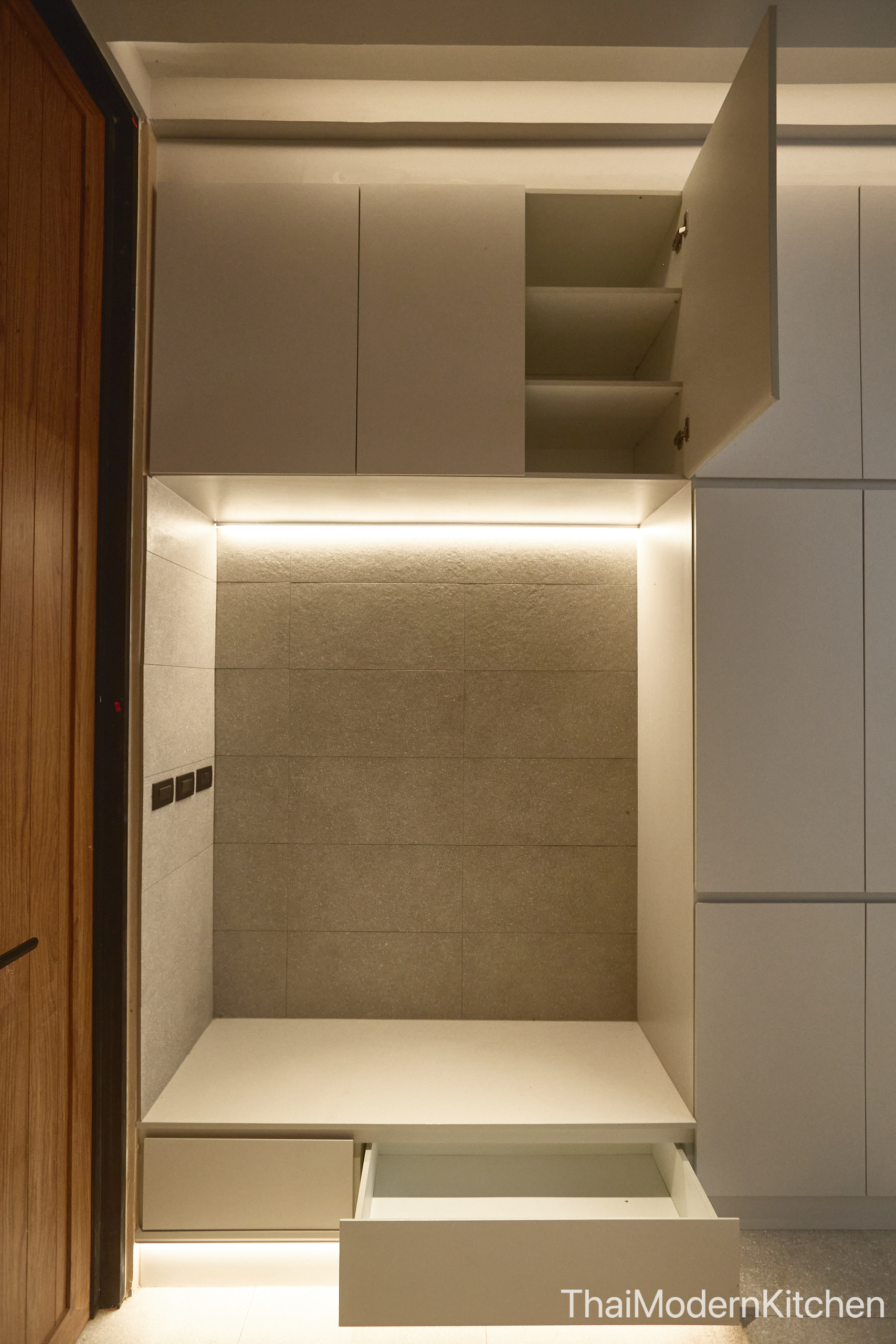 cabinet wall 5 เมตร สูง 3.2 เมตร ราคา 150,000 ไม้ HMR