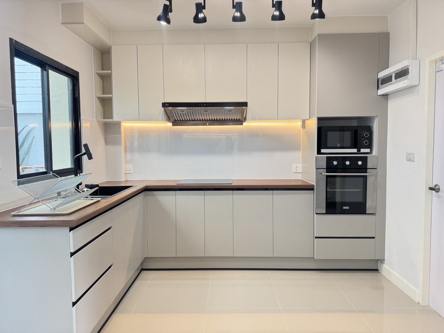 ครัวบิ้วอินบ้านคุณเจมส์ ราคา 108,000