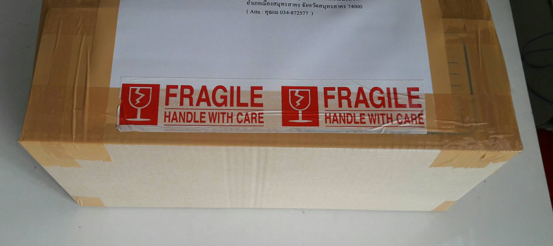 TAPE FRAGILE เทปOPP ติดปิดกล่อง เตือนระวังแตก พื้นสีขาว ตัวอักษรสีแดง หน้ากว้าง 2 นิ้ว ยาว 45 หลา ( 40 เมตร )