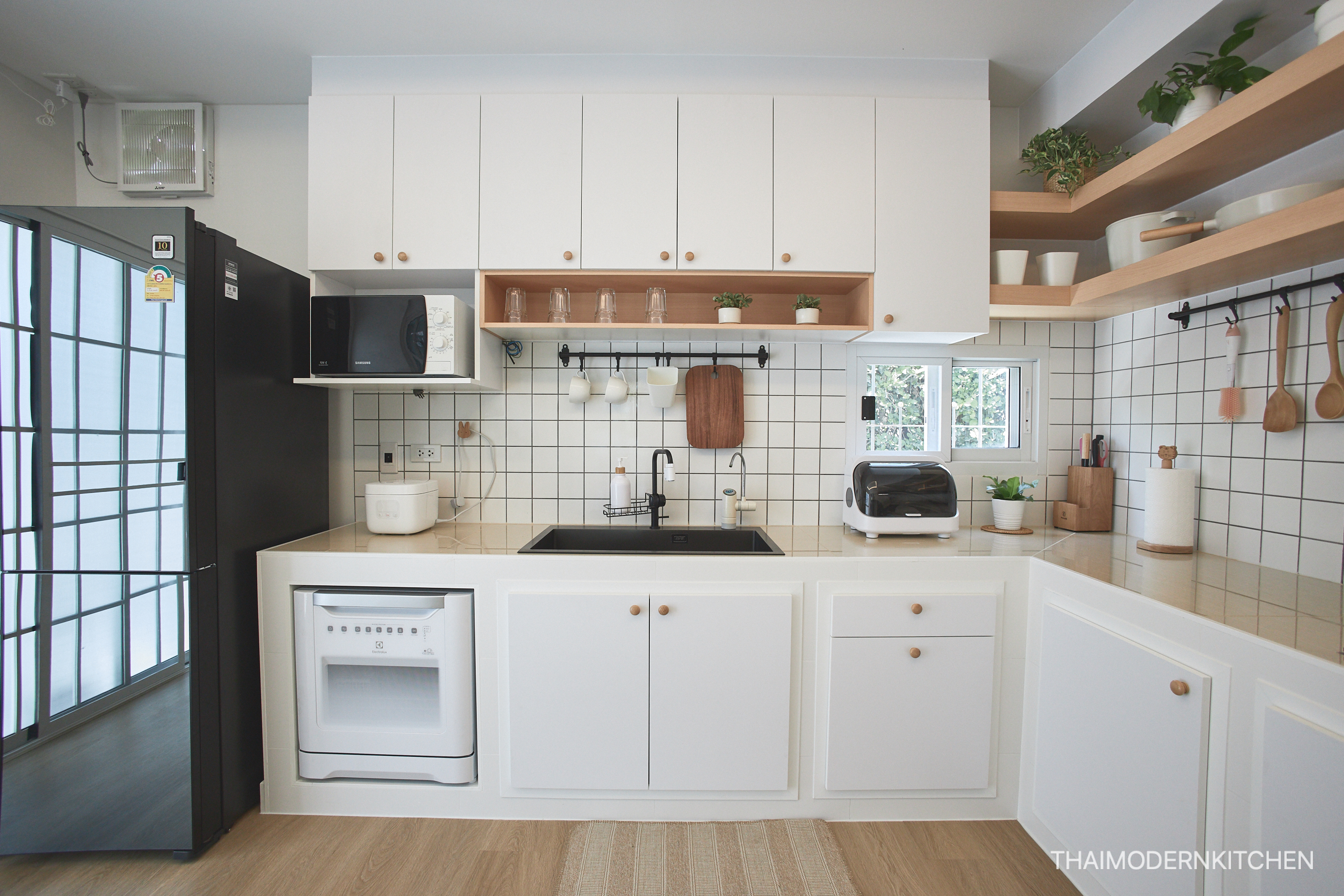 ครัวบิ้วอินบ้านคุณวนิดา ราคา 63000 บาท ใครว่าครัวปูน Muji ไม่ได้ ลูกค้ามีโครงปูนมา ดูภาพประกอบในโพส 2.9 ตู้บน+ล่าง 2.2 ตู้ล่าง