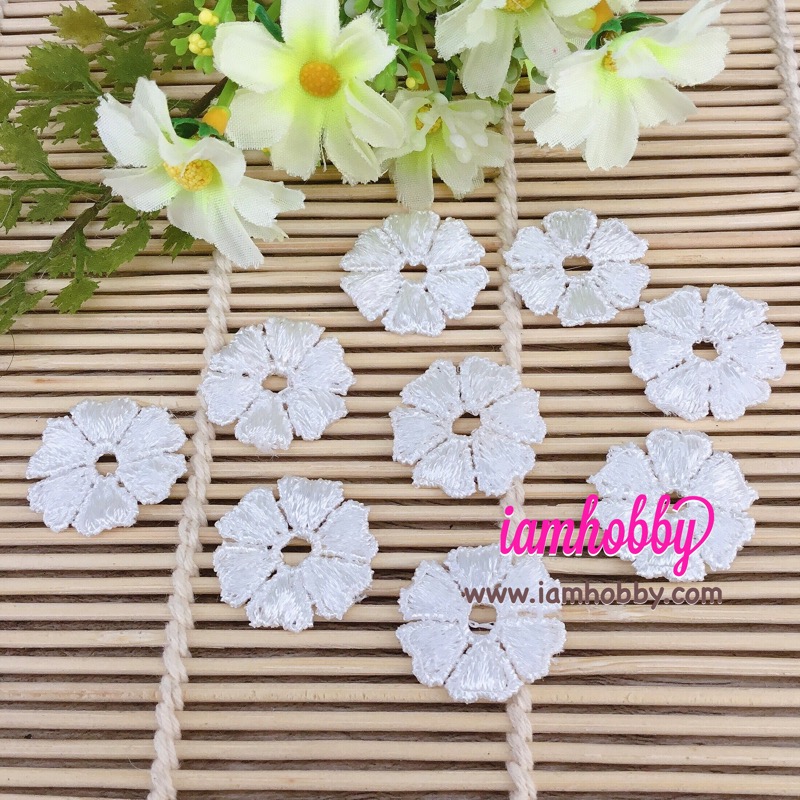 ดอกไม้ผ้าสีขาว 2.5 cm. (20 ชิ้น)