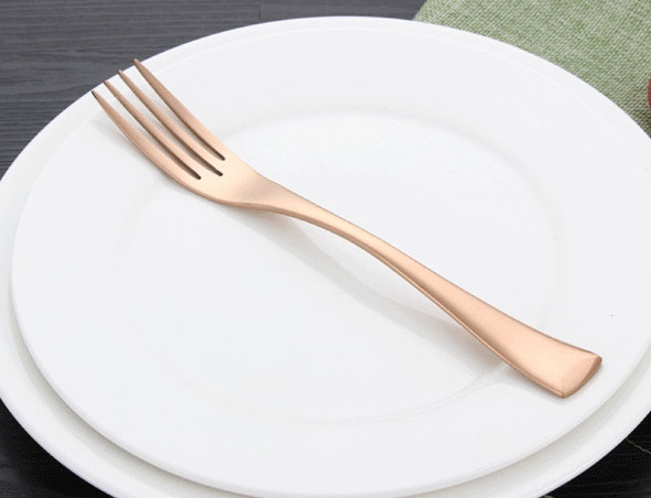 ชุด Dinner ช้อนส้อม สแตนเลส อย่างดี สี Rose Gold รูปแบบ European Style