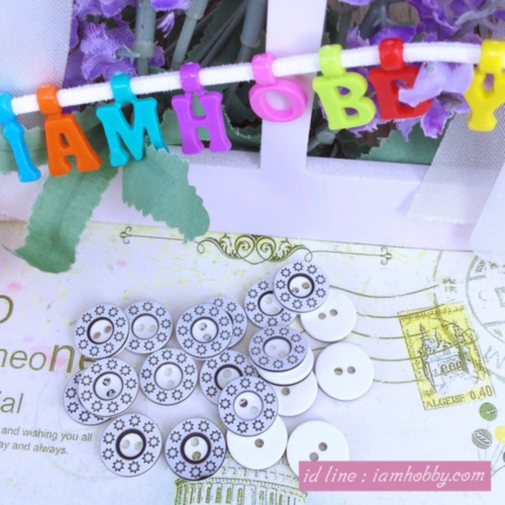 กระดุมพลาสติก 12 มิล พื้นขาว ลายดาวกระจายสีดำ ( 20 ชิ้น )