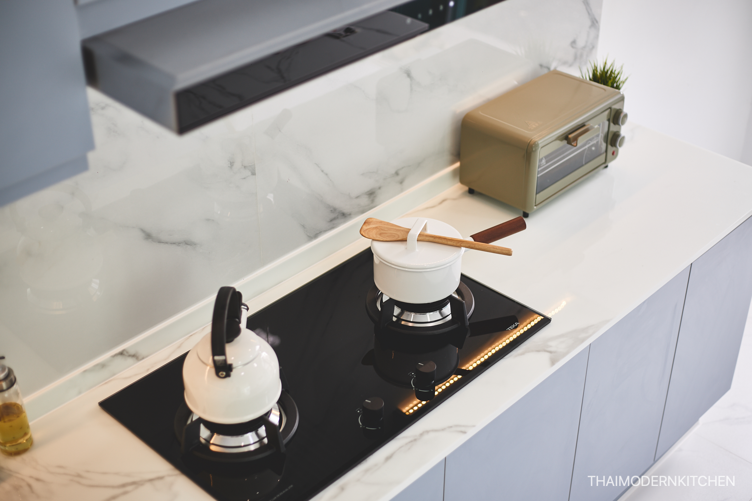 ครัวบิ้วอิน บ้านคุณศศิธร สีหน้าบาน 7880 UN ลายหิน ไฟled