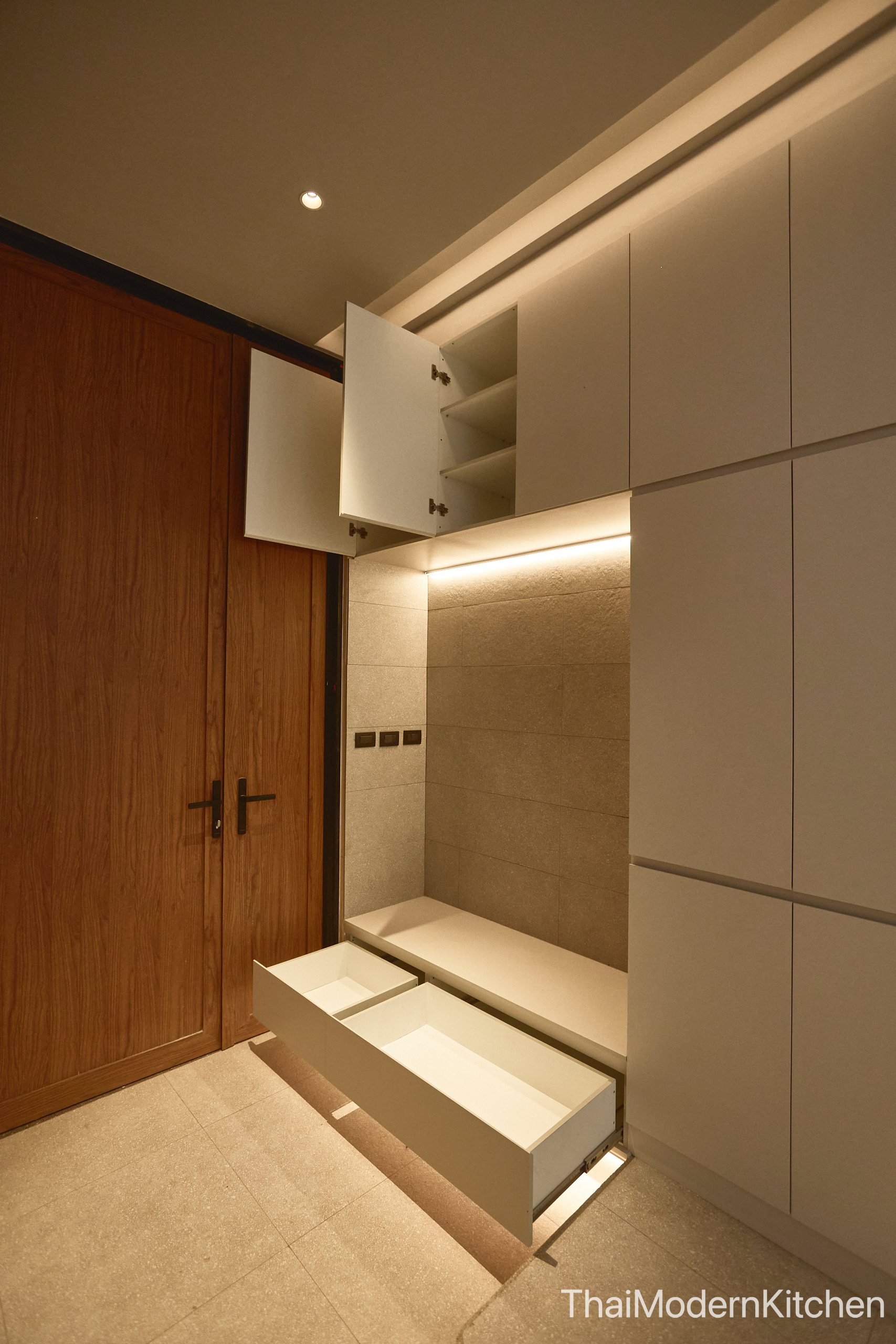 cabinet wall 5 เมตร สูง 3.2 เมตร ราคา 150,000 ไม้ HMR