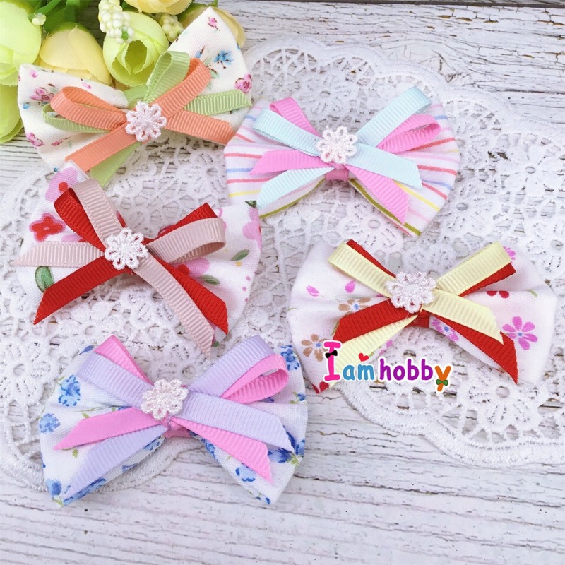 โบว์ผ้าลายวินเทจสีหวาน ตกแต่งโบว์ผูกน่ารักๆ และดอกไม้ผ้า (แพ็คละ 5 คู่)