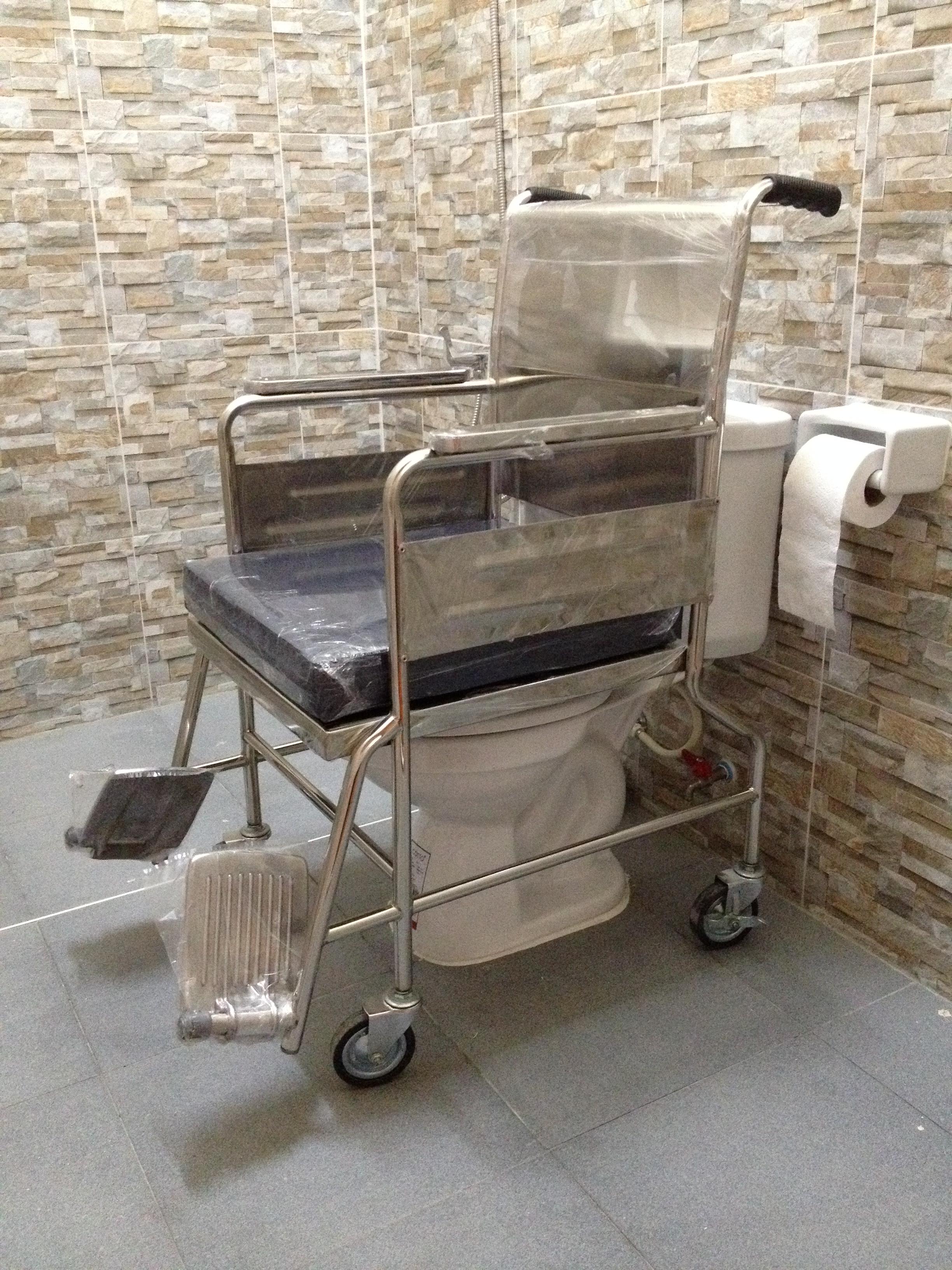 KC002 รถเข็นนั่งถ่าย พับไม่ได้ คร่อมชักโครกได้ สแตนเลส ล้อ 4 นิ้ว (ส่งฟรี)