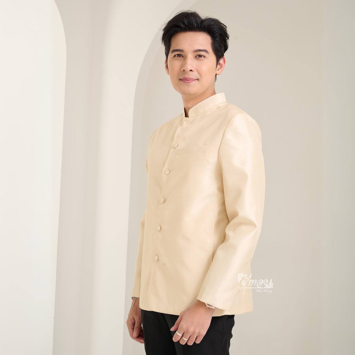 เสื้อผ้าไหมแพรทองคอพระราชทานแขนยาว สีครีม ไซส์ L