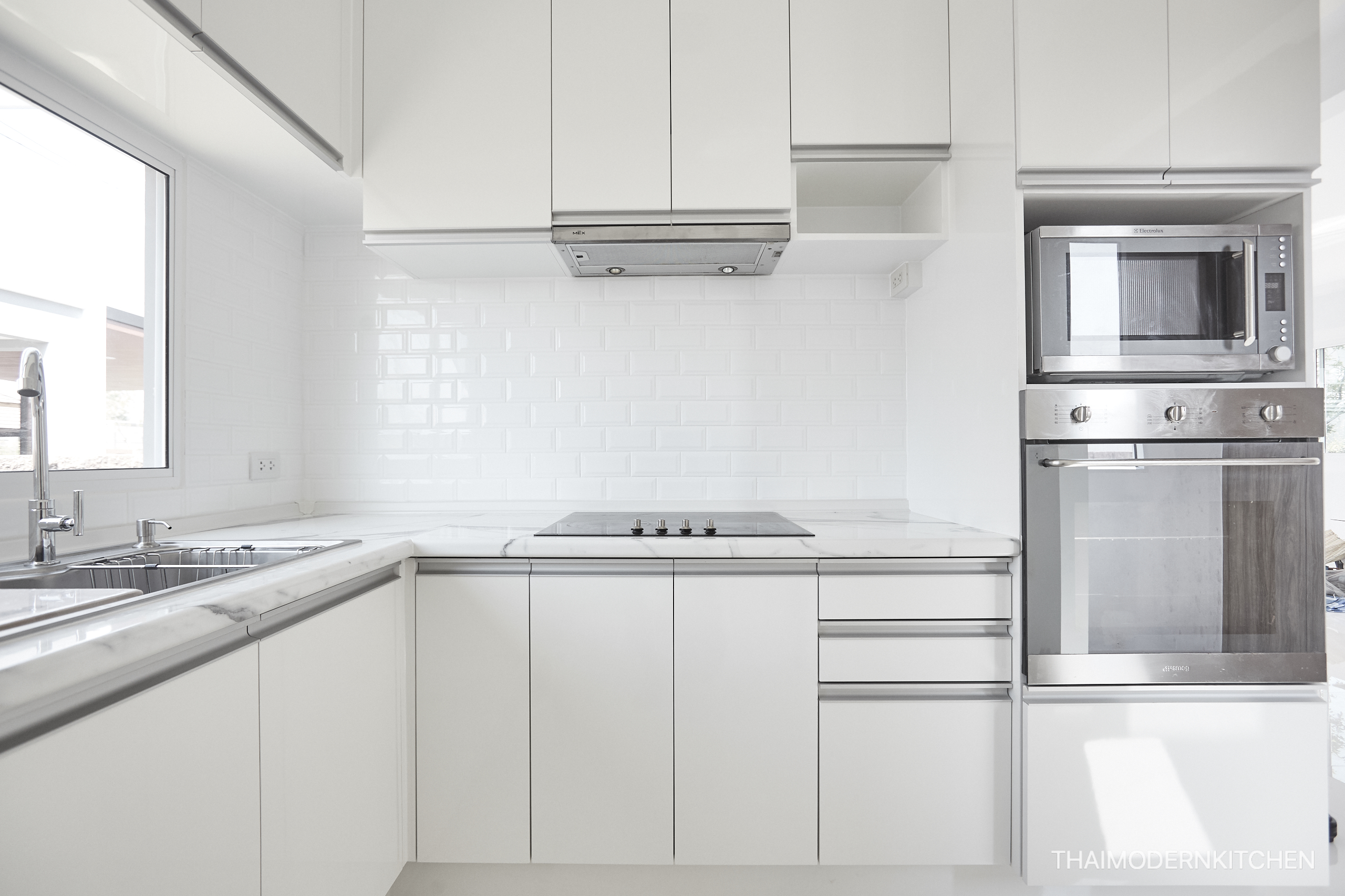 หมู่บ้านภัสสรเพรสทีจ 2.15+1.85 เมตร ตู้บน+ล่าง(เว้นติด hood) + ตู้เต็ม 60 cm สูง 220 cm