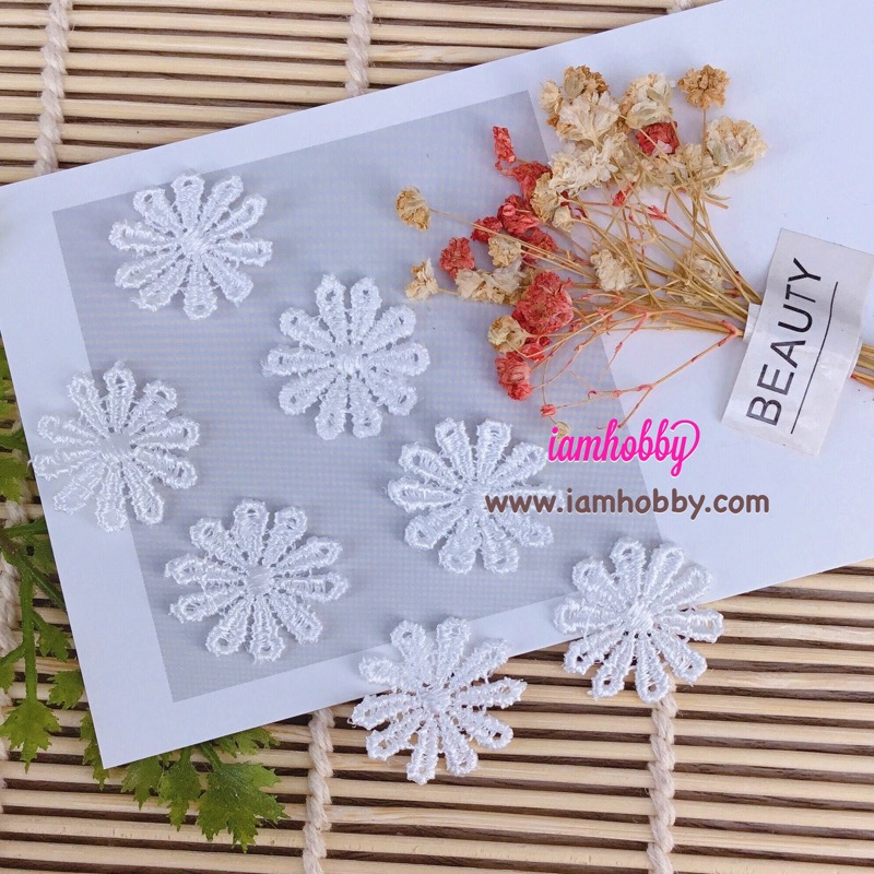 ดอกเดซี่ผ้าลูกไม้ สีขาว 2.5 cm. ( 20 ชิ้น )