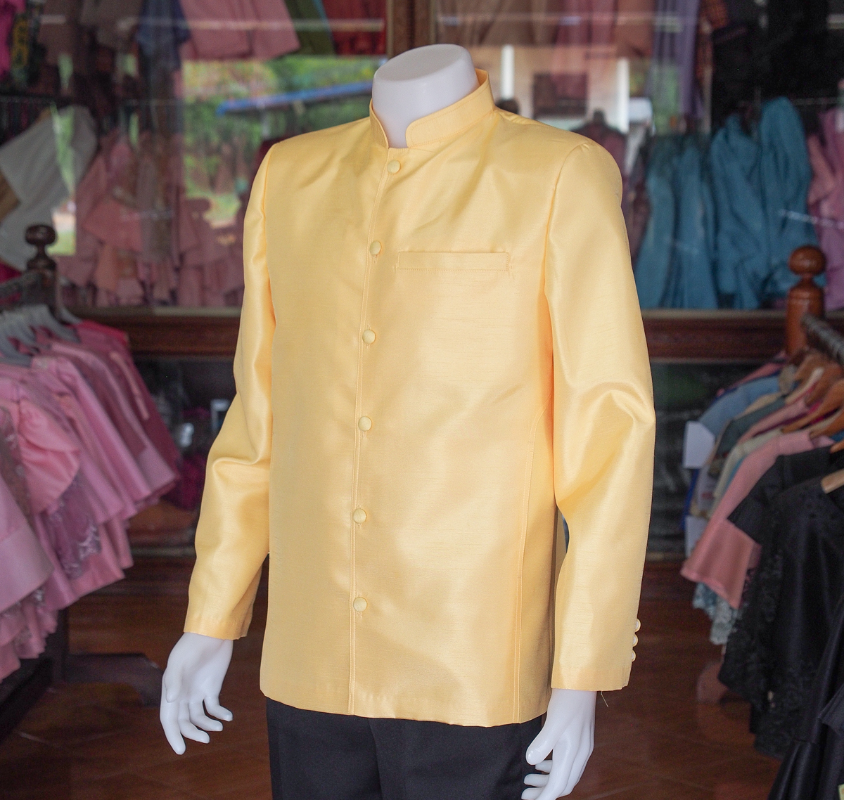 เสื้อผ้าไหมแพรทองคอพระราชทานแขนยาว สีเหลืองอ่อน ไซส์ M