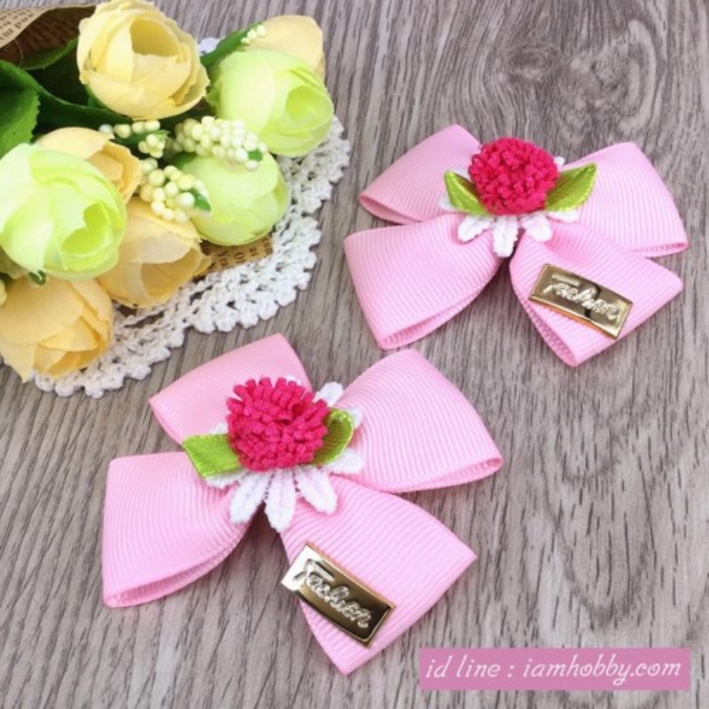 โบว์ผ้าสีชมพู ตกแต่งดอกไม้แฮนด์เมด และป้ายสีทองเล็กๆ ( 1 คู่ )