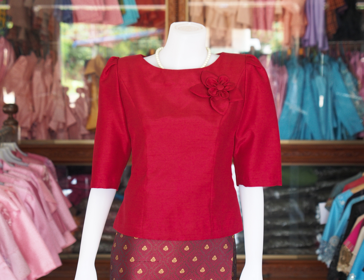 เสื้อผ้าไหมแพรทอง แต่งดอกไม้ สีแดง ไซส์ L