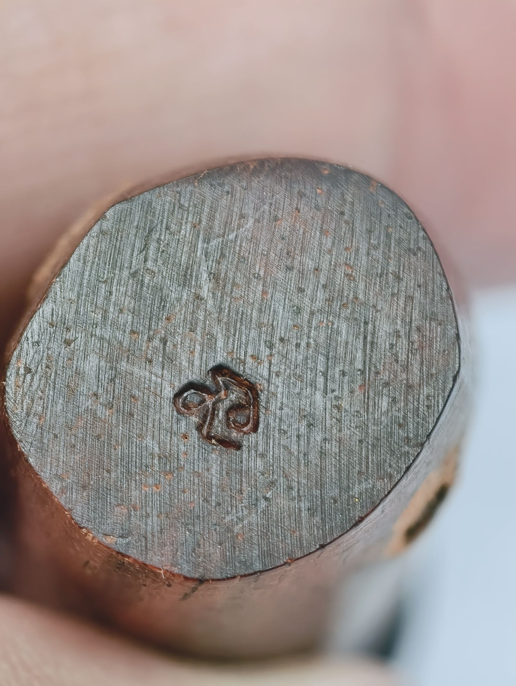 หลวงพ่อสิน วัดละหารใหญ่ ปลัดขิกไม้แกะ ตอกโค้ด ซองเดิม KA3439