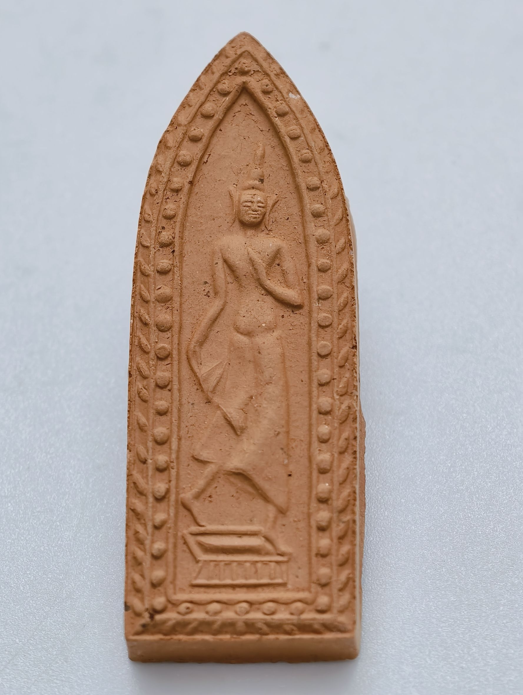 หลวงปู่เจือ วัดกลางบางแก้ว จ.นครปฐม พระลีลาหนังตะลุง ปี 2552 เนื้อดินเผา (KA2148)
