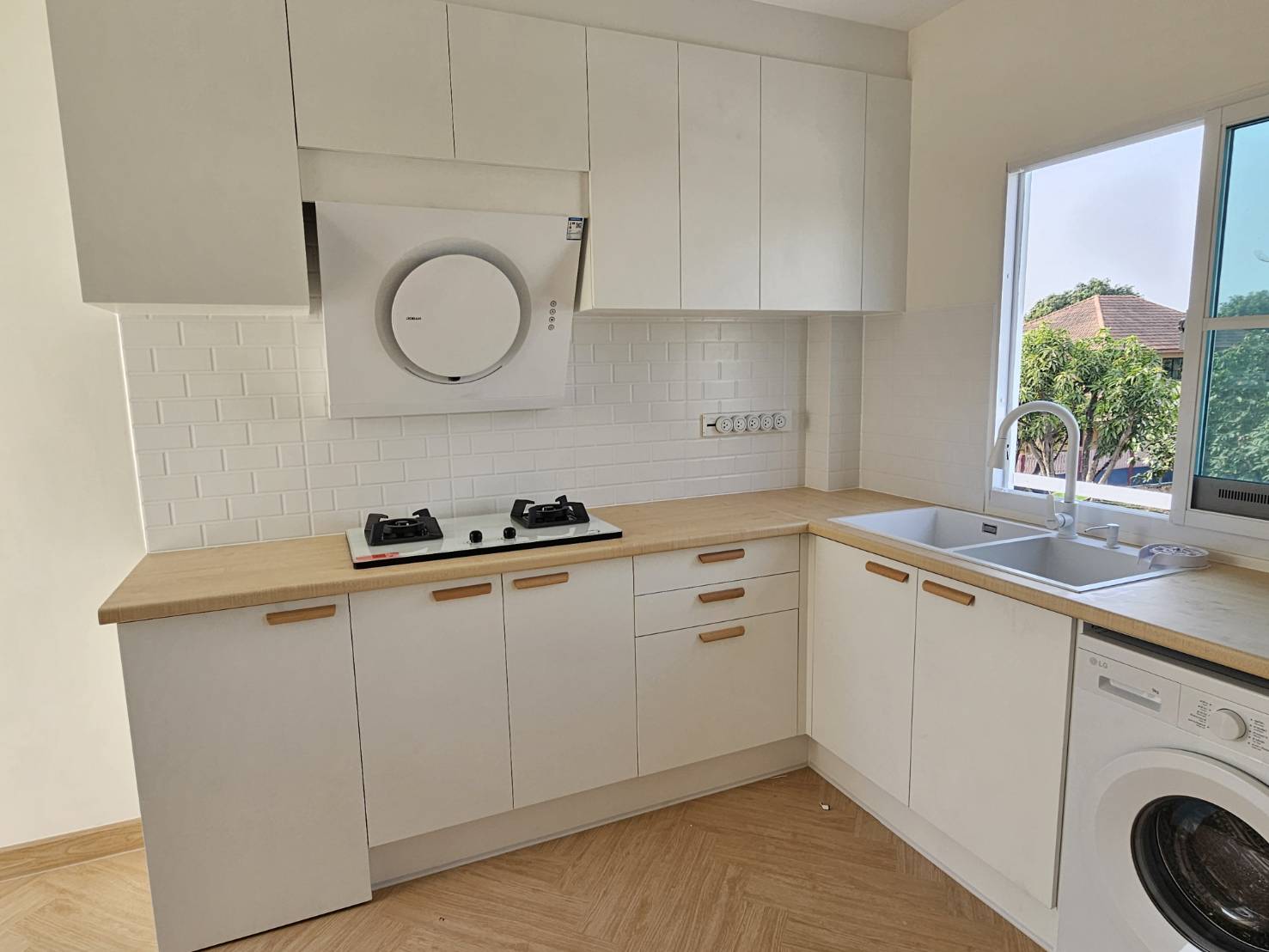 ครัวบิ้วอิน บ้านคุณฐานวีย์ ราคา 65000- ตัวแอล