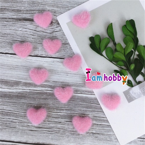 กระดุมปั๊มรูปหัวใจผ้าขนฟูๆสีชมพูอ่อน 17x15 มิล (แพ็คละ 20 ชิ้น)