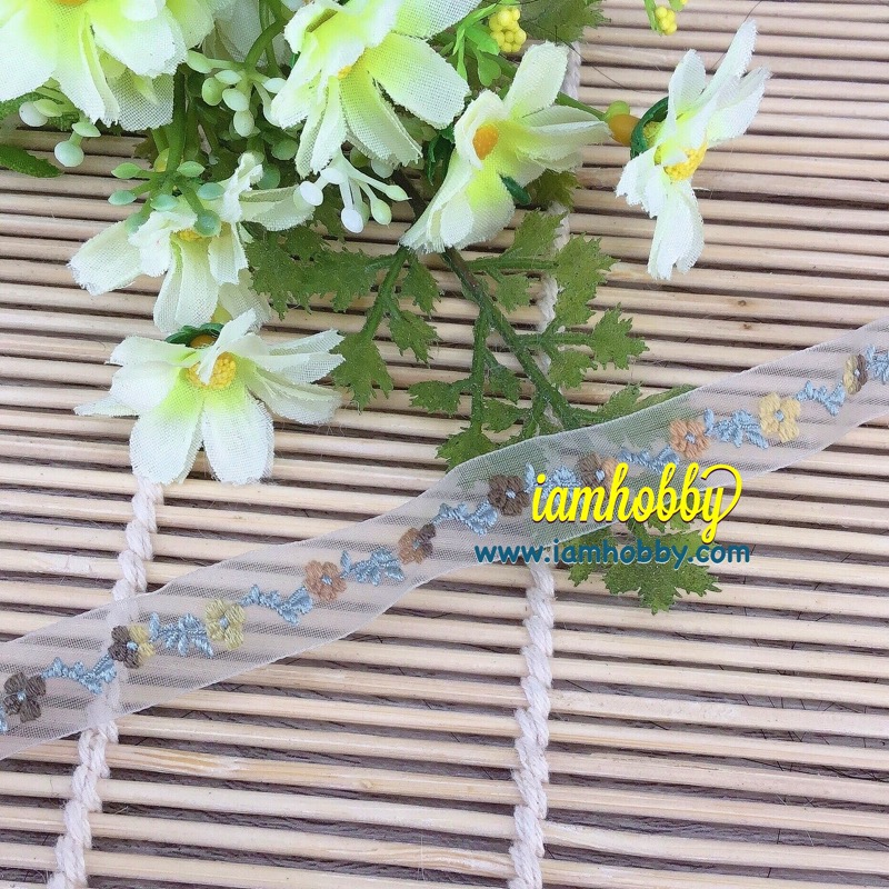 ลูกไม้โปร่งสีขาว ขนาด 12 มิล ปักลายดอกไม้เล็กๆ (1 หลา)