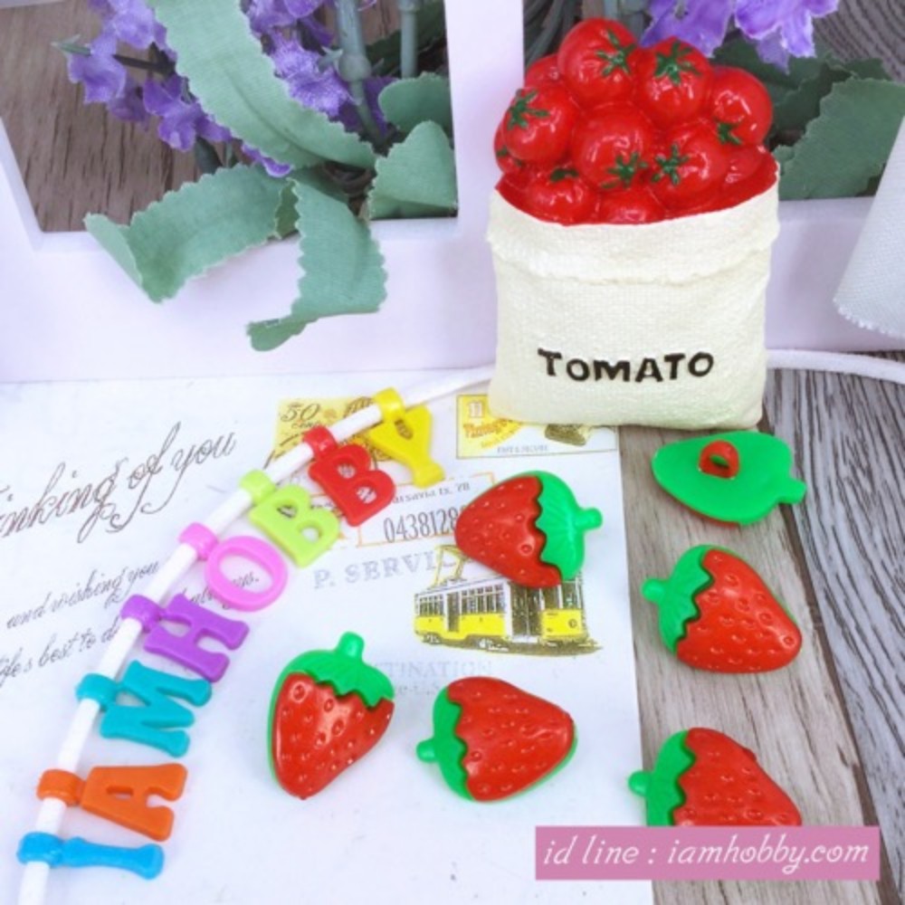 กระดุมพลาสติกสตอเบอรี่สีแดงน่ารักๆ ขนาด 20 มิล (แพ็คละ 20 ชิ้น)