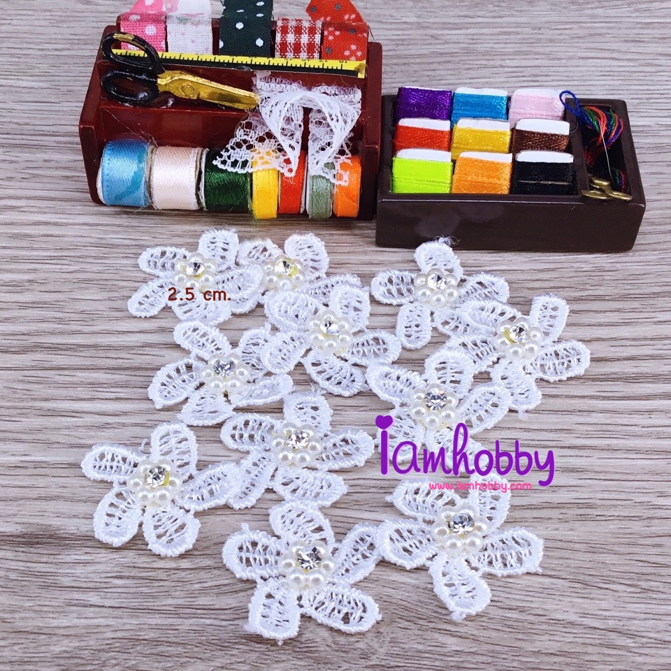 ดอกไม้ลูกไม้สีขาว 2.5 cm. ติดเพชร (เลือกแบบ)