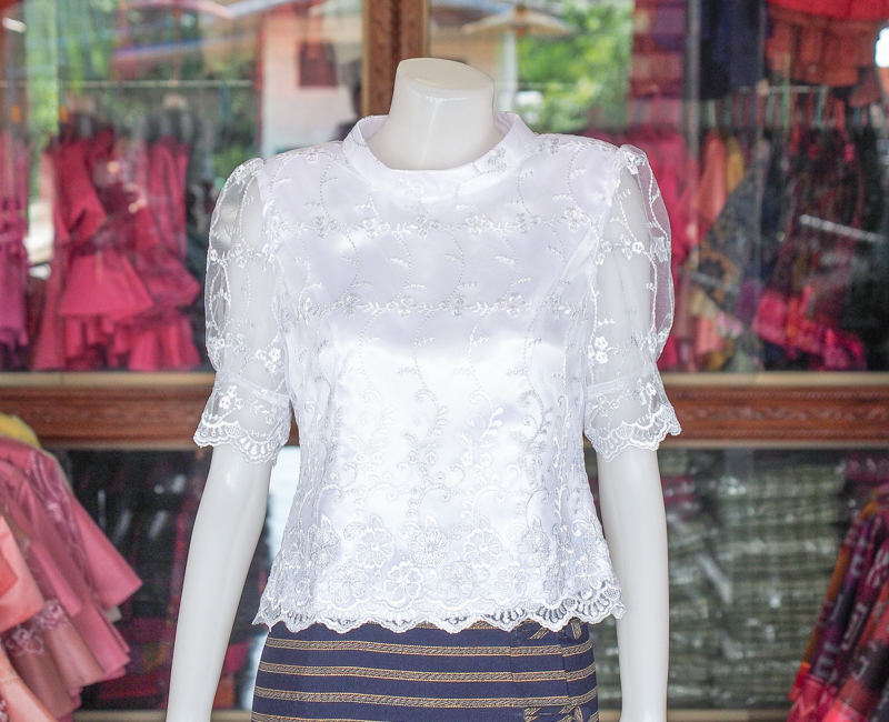 เสื้อลูกไม้ คอตั้ง สีขาว ไซส์ S