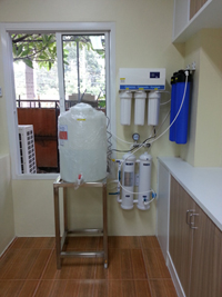 เครื่องกรองน้ำบริสุทธิในห้องแลป