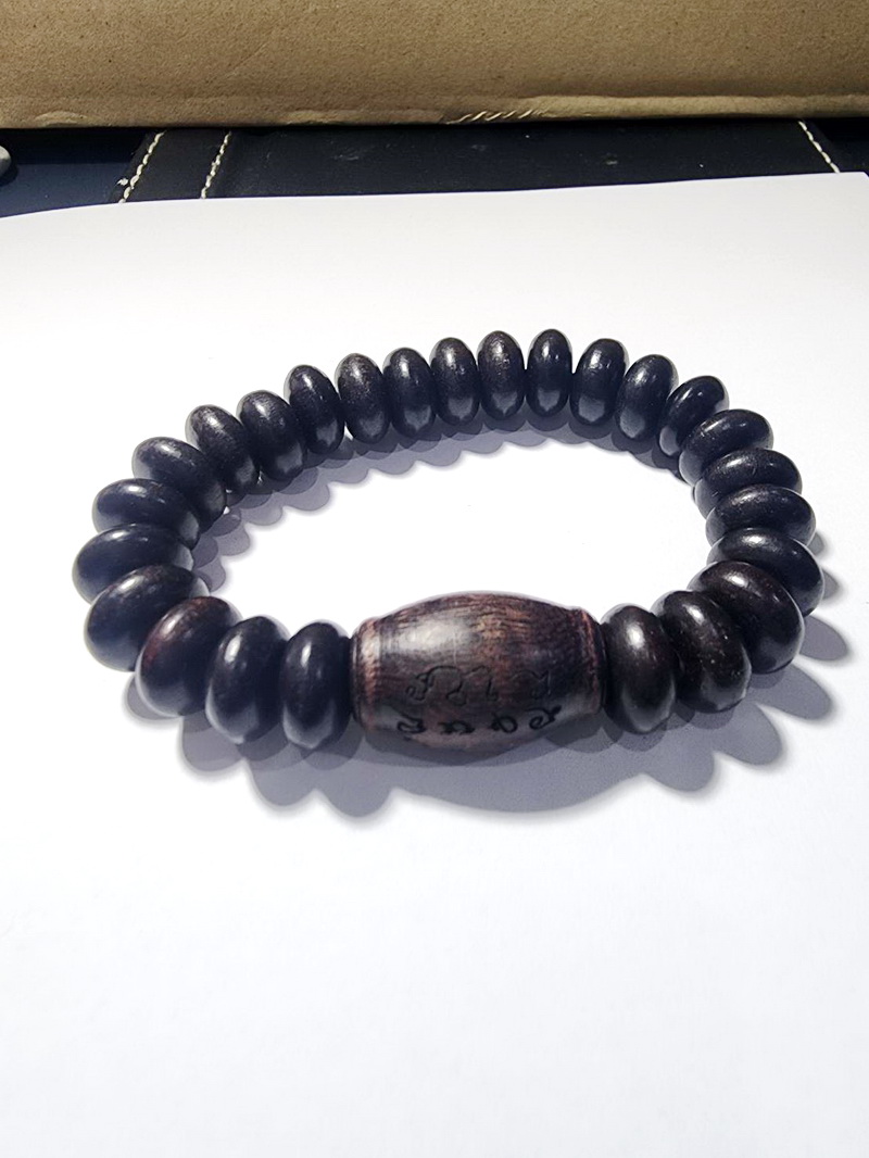 หลวงปู่มหาศิลา กำไลข้อมือ ประคำไม้แก่นมะขามโปร่งฟ้า (AC907)