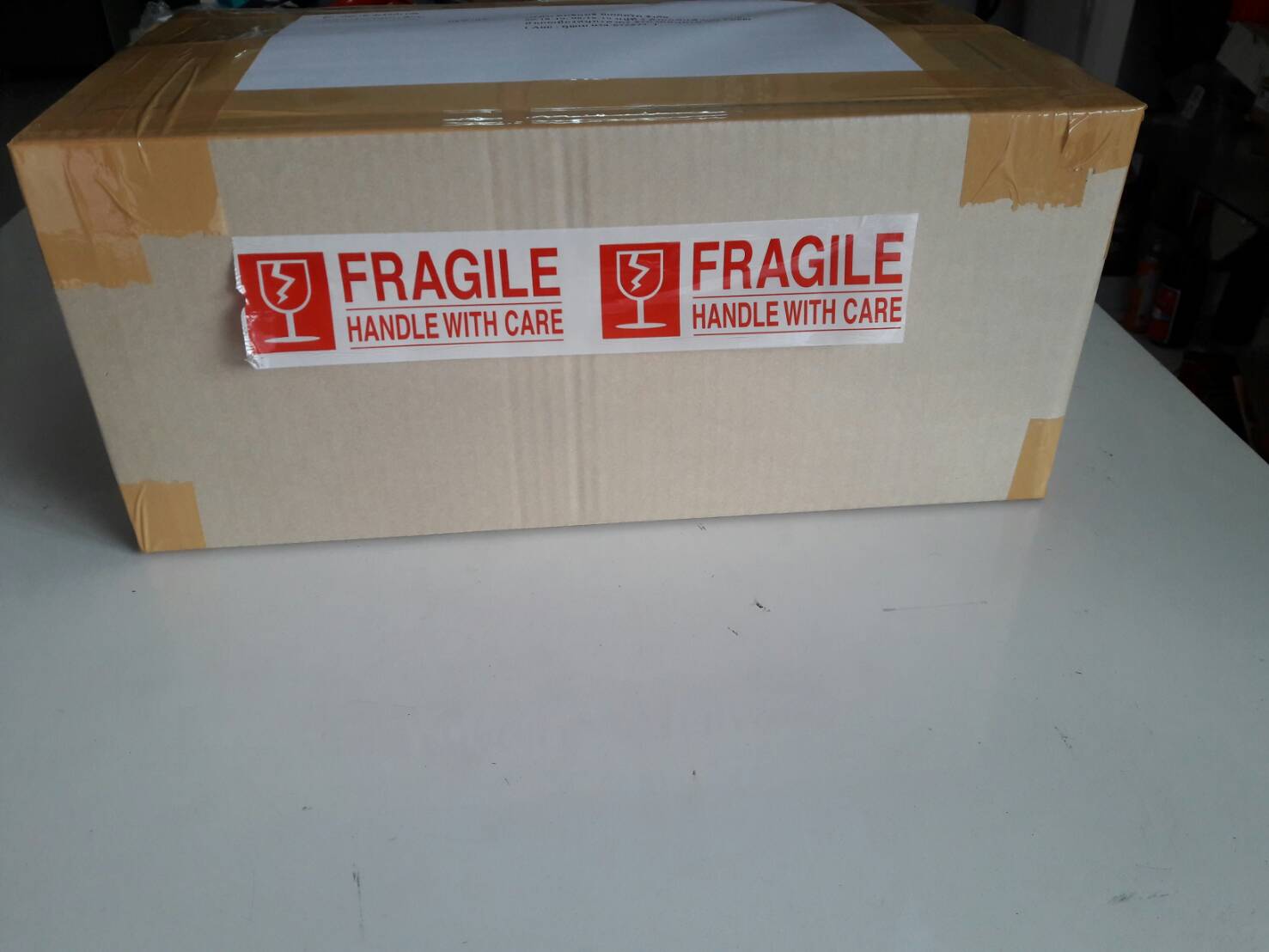 TAPE FRAGILE เทปOPP ติดปิดกล่อง เตือนระวังแตก พื้นสีขาว ตัวอักษรสีแดง หน้ากว้าง 2 นิ้ว ยาว 45 หลา ( 40 เมตร )