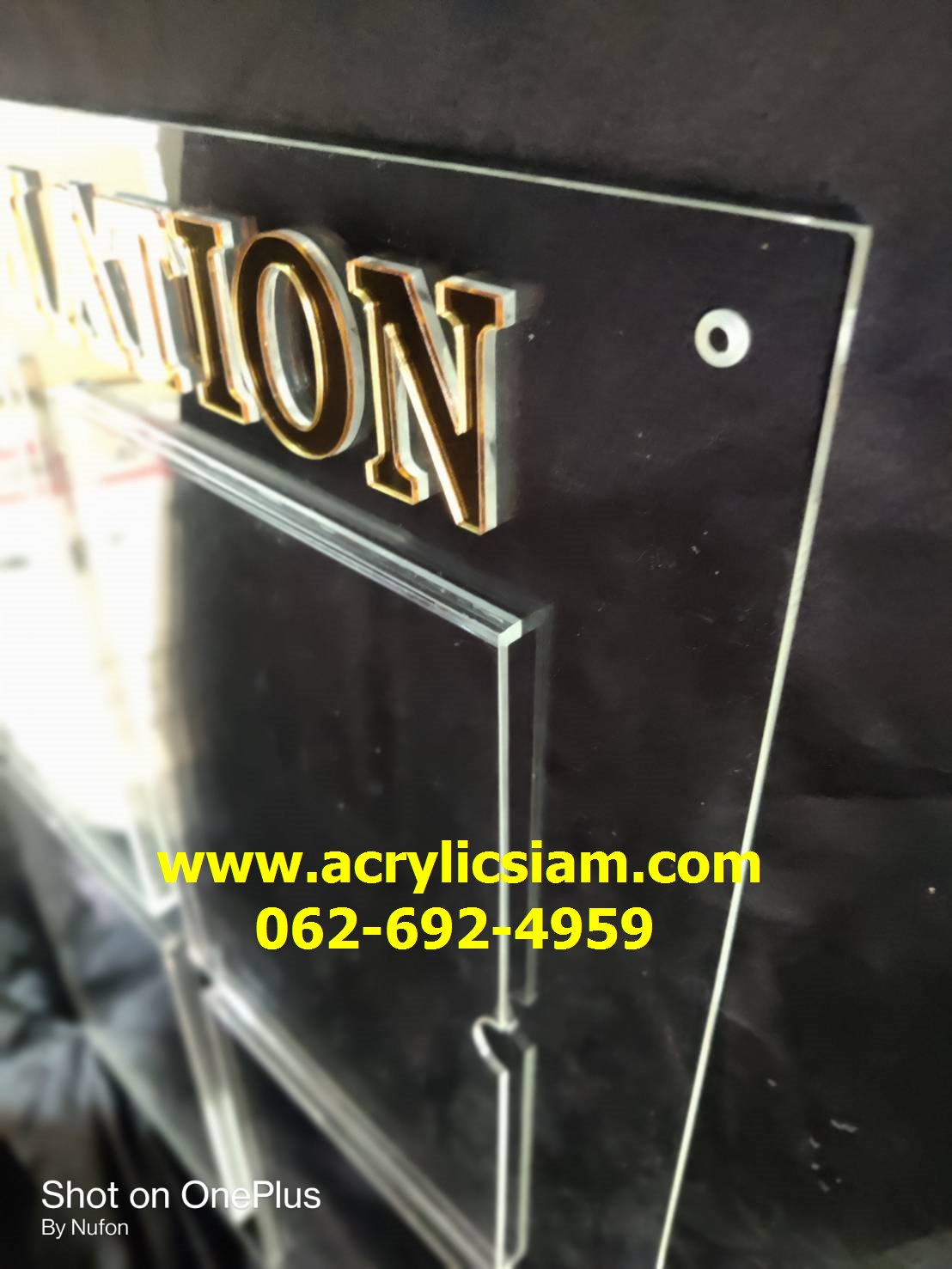 กรอบประชาสัมพันธ์ติดผนัง แบบซองสอดกระดาษ A4 จำนวน 4 ช่องแนวตั้ง มีข้อความสีทองมิลเลอร์ เพิ่มความหรูหรา