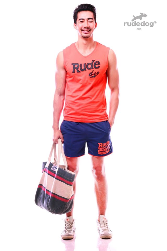 เสื้อยืดแบนกุดและกางเกงขาสั้น rudedog