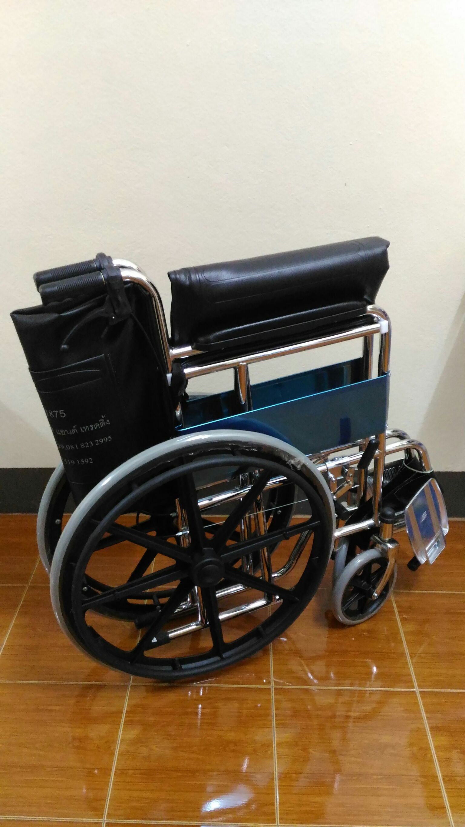 K003-CA809B รถเข็นผู้ป่วย เหล็กชุบโครเมี่ยม ล้อแมกซ์ เบาะหนัง มีเบรคมือ มีเข็มขัด (ส่งฟรี)