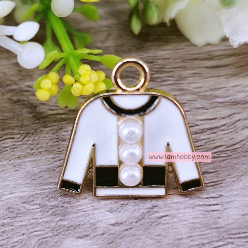 จี้โลหะสวยๆ รูปเสื้อตกแต่งมุก ขนาด 1.4 cm. (แพ็ค 2 ชิ้น)