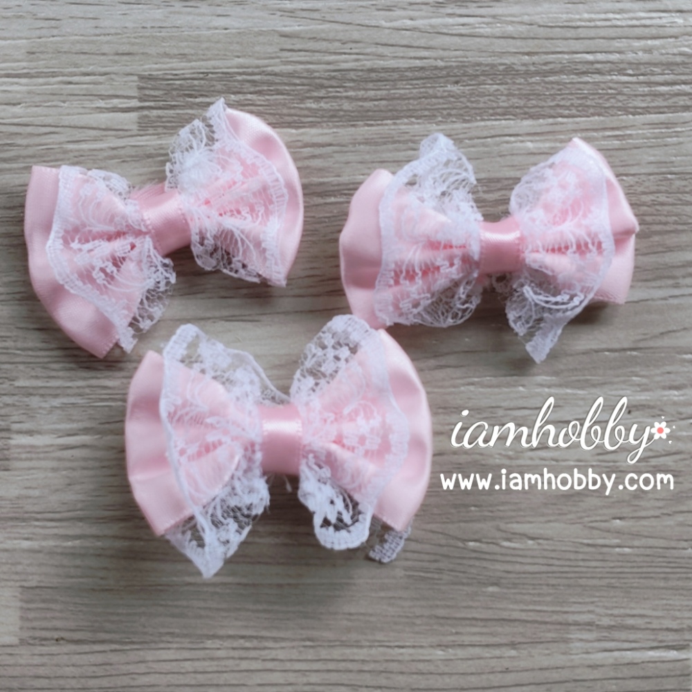 โบว์ผ้าสีชมพูหวาน ตกแต่งลูกไม้ (แพ็คละ 14 ชิ้น)